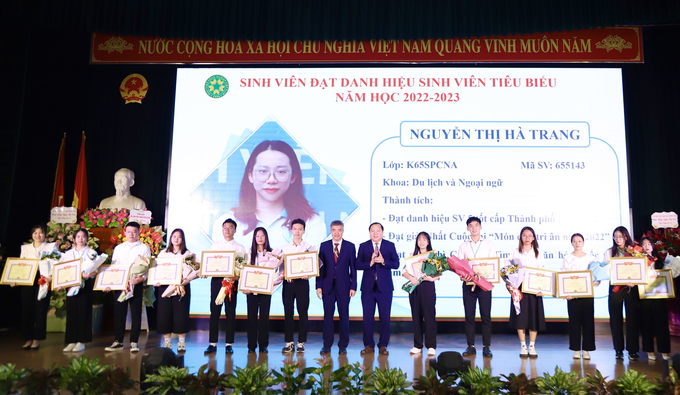 Học viện tuyên dương, khen thưởng 13 sinh viên tiêu biểu đại diện cho 13 Khoa năm học 2022-2023. Ảnh: HVNN.