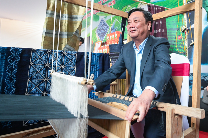 Bộ trưởng Lê Minh Hoan trải nghiệm không gian văn hóa của Nghệ An. Ảnh: Tùng Đinh.
