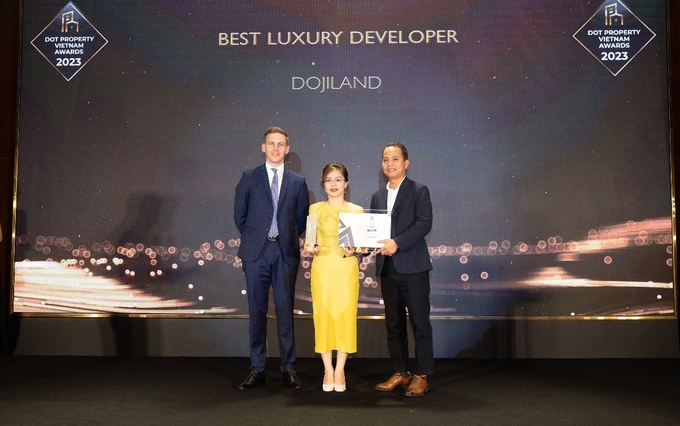 Đại diện DOJILAND nhận giải 'Nhà phát triển Bất động sản hạng sang tốt nhất Việt Nam 2023' (Best Luxury Developer Vietnam 2023). Ảnh: DOJILAND.