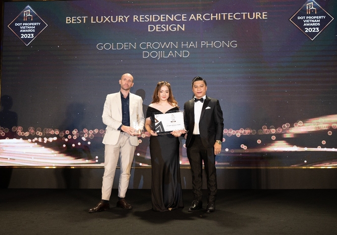 Đại diện DOJILAND nhận giải 'Dự án hạng sang có thiết kế kiến trúc đẹp nhất Việt Nam 2023' (Best Luxury Residence Architecture Design Vietnam 2023). Ảnh: DOJILAND.