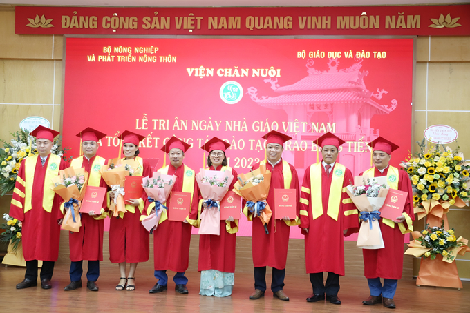 6 tiến sĩ được Viện Chăn nuôi trao bằng tại Lễ tri ân ngày Nhà giáo Việt Nam và tổng kết công tác đào tạo, trao bằng tiến sĩ năm 2023, ngày 18/11. Ảnh: Phương Thảo.