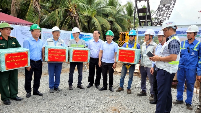 Bộ trưởng Bộ GTVT tặng quà động viên đội ngũ công nhân thi công dự án cầu Rạch Miễu 2. Ảnh: Minh Đảm.