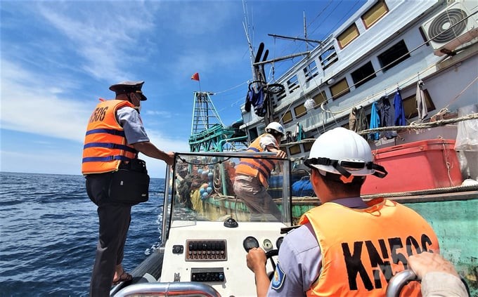 Fisheries surveillance forces of the Sub-Department of Fisheries Surveillance Region V approached and inspected administrative procedures for fishing vessels operating in the waters of Ca Mau and Kien Giang provinces. Photo: Trung Chanh.