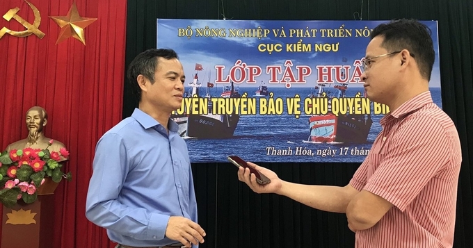 Ông Tạ Minh Phương (áo xanh, bên trái), Chánh Văn phòng Cục Kiểm ngư (Bộ NN-PTNT) trao đổi với phóng viên.