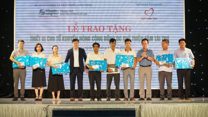 The Thien Tam Fund, which is managed by the Vingroup Corporation, donating equipment to community agricultural extension groups. Photo: Tuan Anh.