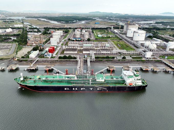 Việt Nam đã bước đầu hội nhập cùng xu thế năng lượng thế giới với chuyến tàu LNG đầu tiên cập bến Thị Vải.