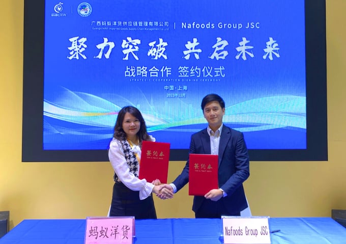 Representatives from Nafoods Group and Guangxi Ant Foreign Goods Supply Chain Management Company signing a partnership agreement. Photo: NG.