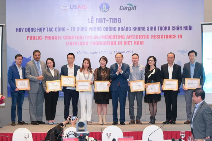 Units actively participating in cooperation in antibiotic prevention and control receive certificates from the Ministry of Agriculture and Rural Development. Photo: Tung Dinh.