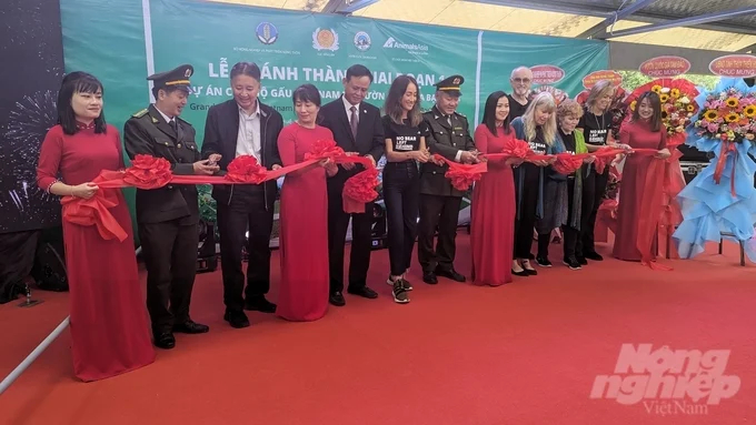 Delegates cut the ribbon to inaugurate the Vietnam Bear Rescue Center facility II facility at Bach Ma National Park. Photo: Cong Dien.