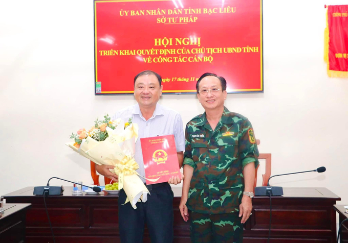 Ông Phạm Văn Thiều, Chủ tịch UBND tỉnh Bạc Liêu, trao quyết định bổ nhiệm lại ông Vưu Nghị Bình làm Giám đốc Sở Tư pháp tỉnh Bạc Liêu.