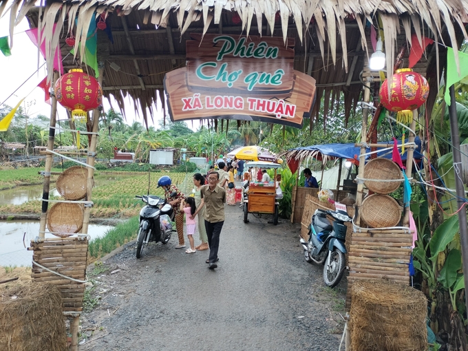 Người dân xã Long Thuận, huyện Hồng Ngự (Đồng Tháp) sáng kiến phiên chợ quê để thu hút khách du lịch. Ảnh: Minh Đảm.