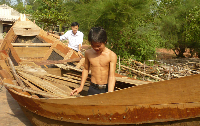 Nguồn vốn vay được ngư dân xã Ngư Thủy đầu tư đóng mới, nâng cấp thuyền ghe phục vụ khai thác biển. Ảnh: T.Phùng.