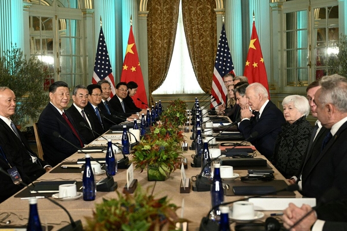 Chủ tịch Trung Quốc và Tổng thống Mỹ cùng phái đoàn hai nước tại cuộc họp ngày 15/11. Ảnh: AFP.