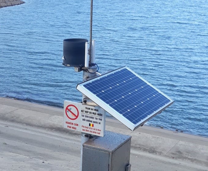 The automatic rain gauge system was installed by Ninh Thuan Irrigation Management Company at Song Sat reservoir to respond to natural disasters. Photo: Mai Phuong.