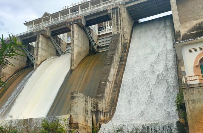 When regulating water in Tan Giang Lake, Ninh Thuan Irrigation Management Company gave a 6-hour advance notice to the local government. Photo: Mai Phuong.