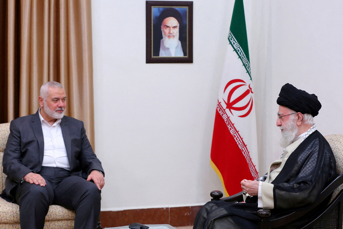 Lãnh tụ tối cao Iran Ayatollah Ali Khamenei gặp thủ lĩnh Hamas Ismail Haniyeh, tại Tehran, Iran. Ảnh: Reuters.