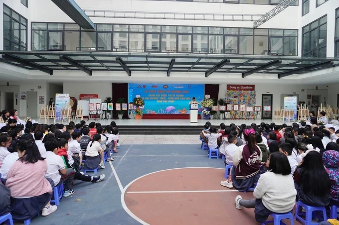 The launching ceremony of the painting contest ‘I Draw a Blue Ocean - Home of Marine Species’ at Sao Anh Duong Maple Bear Canada Primary & Secondary School - Tay Ho (Hanoi). Photo: Hong Tham.