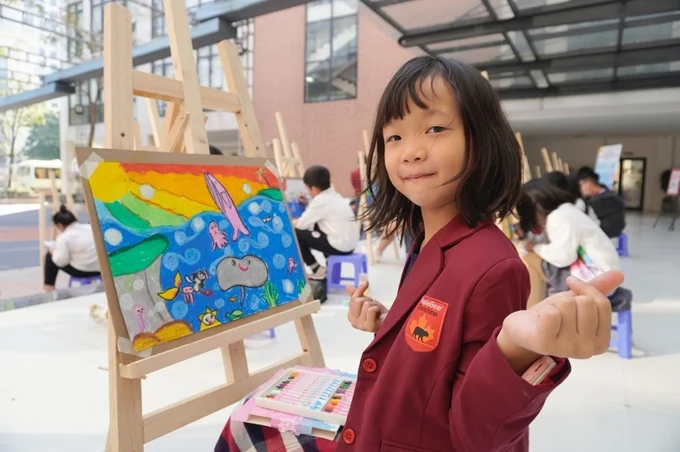 Student Dong Mi Mi, a first-grader at Sao Anh Duong Maple Bear Canada Primary & Secondary School - Tay Ho (Hanoi) shared: 'I hope the ocean will always be blue and clean.' Photo: Hong Tham.