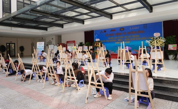 As part of the Launching Ceremony Program, teachers and students from Sao Anh Duong Maple Bear Canada Primary & Secondary School in Tay Ho (Hanoi) actively participated in the drawing competition on-site. Photo: Hong Tham.