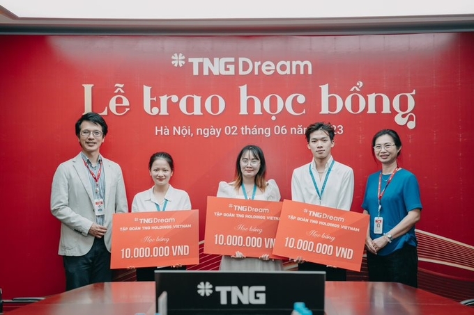 Ông Trần Tuấn Việt, Giám đốc khối Truyền thông và Marketing và bà Cao Thị Vân Anh, Giám đốc nhân sự TNG Holdings Vietnam trao học bổng cho các sinh viên.