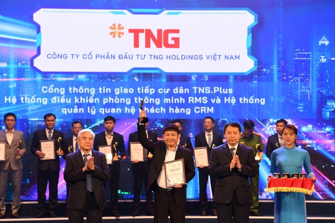 Đại diện TNG Holdings Vietnam nhận giải thưởng 'Doanh nghiệp chuyển đổi số xuất sắc'. Ảnh: TNG.