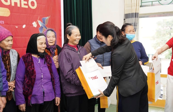Đại diện Tập đoàn TNG Holdings Vietnam trao quà cho người nghèo đón Tết Quý Mão 2023. Ảnh: TNG.