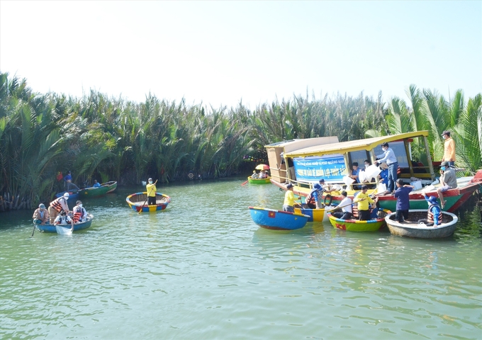 People and authorities participate in stocking to regenerate aquatic resources. Photo: Q.V.