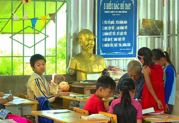 Em Trần Văn Cường (bìa trái), theo học thầy Bích 5 năm, nay đã đọc thông viết thạo, và nắm rõ 4 phép tính cơ bản. Ảnh: Phúc Lập.