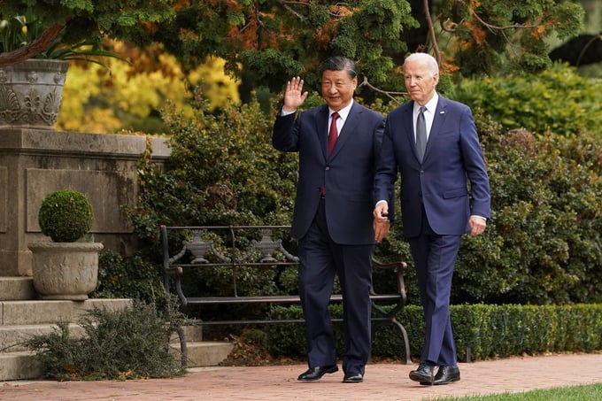 Tổng thống Mỹ Joe Biden đi dạo cùng Chủ tịch Trung Quốc Tập Cận Bình tại nhà vườn Filoli hôm 15/11. Ảnh: Reuters.