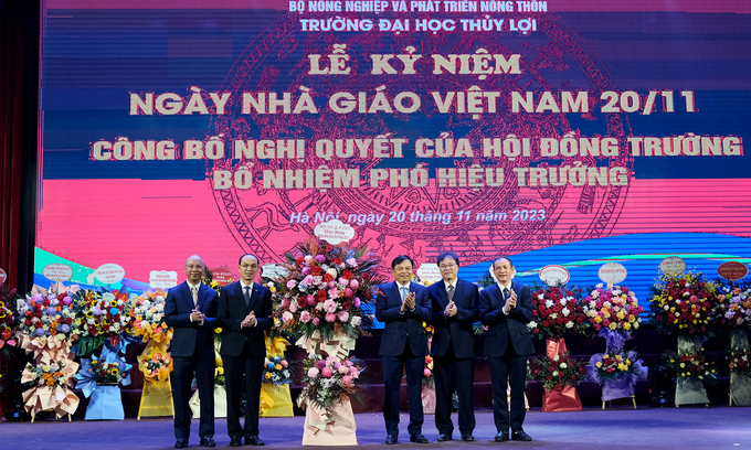 Thay mặt Bộ NN-PTNT, Thứ trưởng Nguyễn Hoàng Hiệp tặng hoa chúc mừng tập thể lãnh đạo nhà trường. Ảnh: Bảo Thắng.