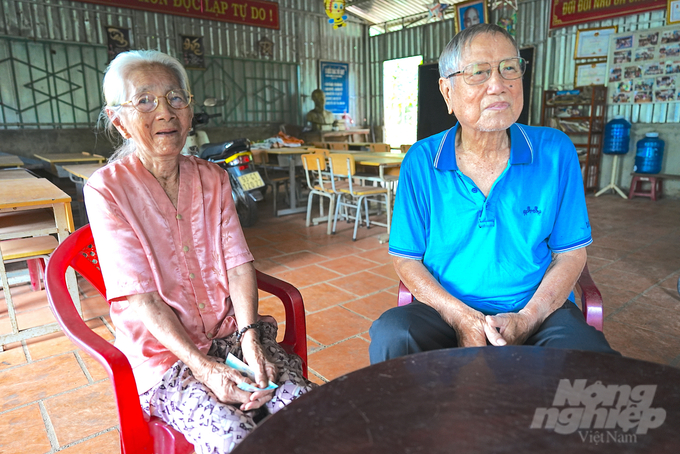 Ông giáo già Ngô Tùng Bích và vợ, bà Văn Kim Sơn. Ảnh: Phúc Lập.