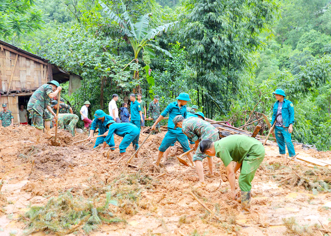 Lực lượng chức năng hỗ trợ người dân xã Ngàm Đăng Vài, huyện Hoàng Su Phì, khắc phục hậu quả của thiên tai gây ra. Ảnh: Đào Thanh.