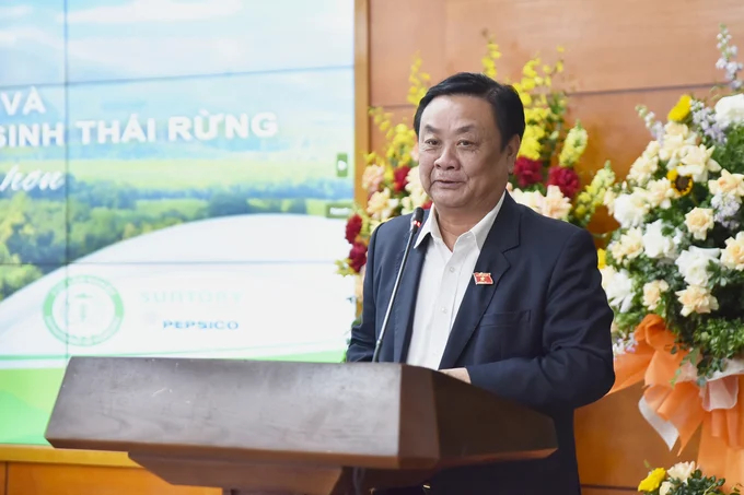 Minister Le Minh Hoan said it is necessary to open thinking and open valuable forest space. Photo: Tung Dinh.