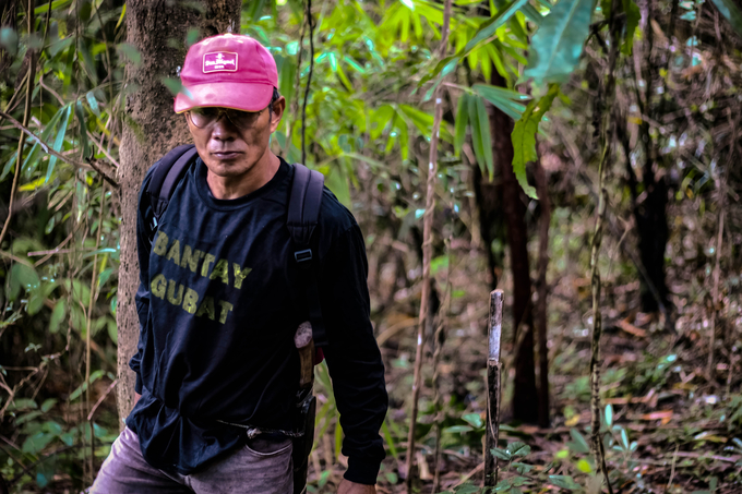 Một cán bộ kiểm lâm đang tuần tra tại khu rừng ở lưu vực sông Ipo, tỉnh Bulacan, Philippines.