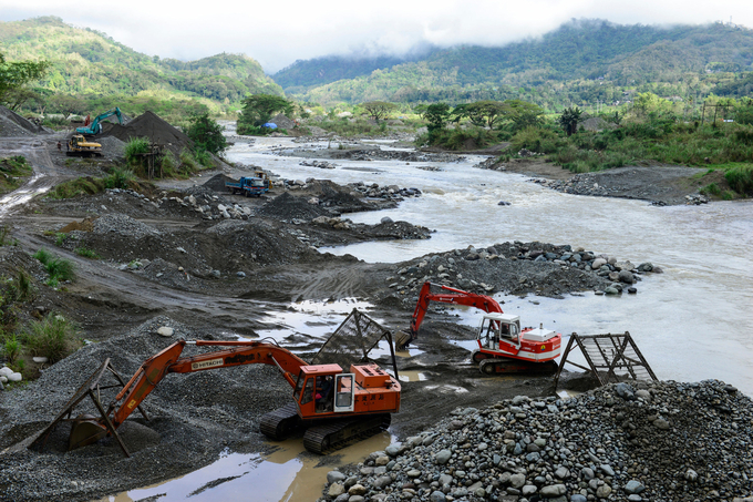 Hoạt động khai thác dọc sông Ibulao ở tỉnh Ifugao, miền bắc Philippines, hồi năm 2016.