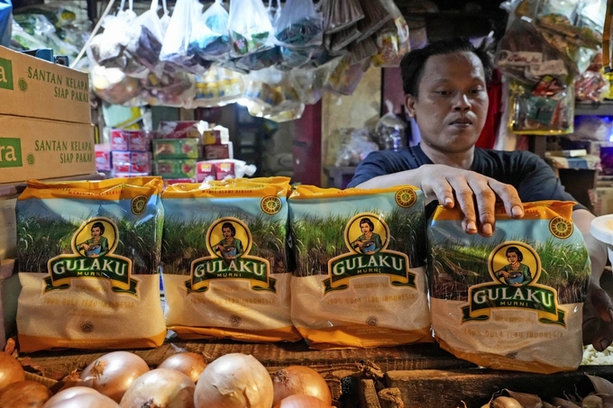 Quầy bán đường tại một khu chợ ở Indonesia, nước nhập khẩu đường lớn nhất thế giới, hôm 24/10. Ảnh: AP.