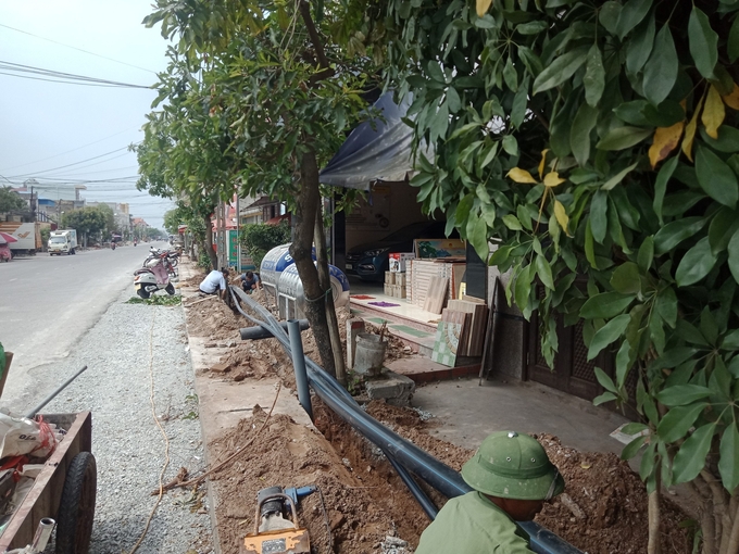 Thi công lắp đường ống nước sạch tại huyện Nghĩa Hưng (Nam Định). Ảnh: T.Bình.
