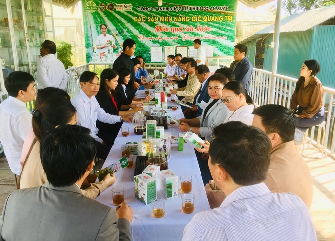 Đoàn đại biểu tỉnh Savannakhet tham quan Công ty TNHH Dược liệu hữu cơ An Xuân. Ảnh: Phan Việt.