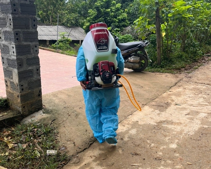 Lực lượng thú y cơ sở tại Thanh Hóa thực hiện phun phòng tiêu độc khử trùng. Ảnh: Quốc Toản.