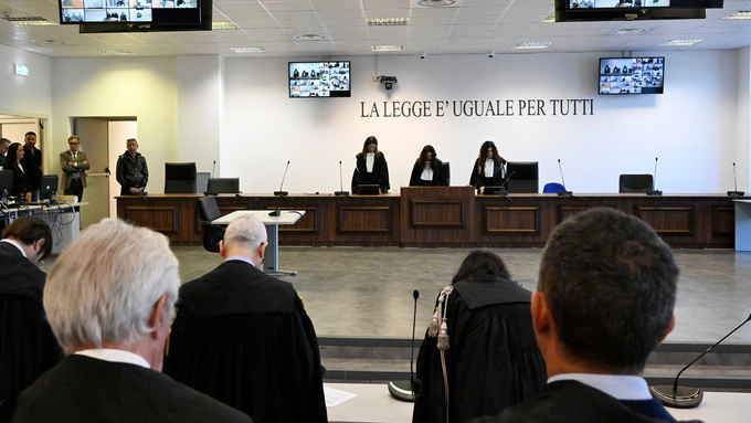 Chủ tọa phiên tòa Brigida Cavasino đọc bản án đối với hàng trăm người có liên quan đến tổ chức mafia 'Ndrangheta hôm 20/11. Ảnh: AP.