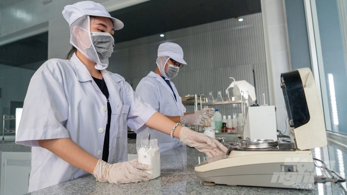Công tác xét nghiệm vệ sinh an toàn thực phẩm được Định Khuê đặc biệt quan tâm. Ảnh: Trần Trung.