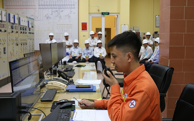 Nhân viên Trạm biến áp 220kV Hà Đông đang thực hiện quy trình diễn tập xử lý sự cố.