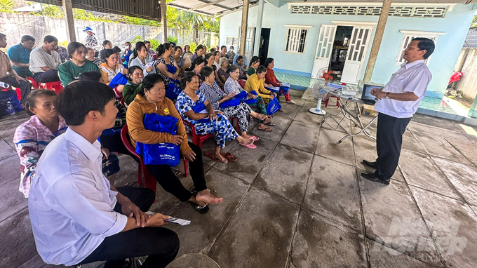 Chi cục Chăn nuôi và Thú y tỉnh Sóc Trăng tập huấn 'Kỹ thuật nuôi và phòng bệnh cho tôm thẻ chân trắng' cho bà con nông dân xã Trung Bình, huyện Trần Đề. Ảnh: Kim Anh.