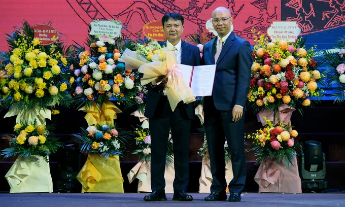 Associate Professor, Dr. Nguyen Huu Hue, Chairman of the Council of Water Resources University, handed over the decision to appoint Vice President to Associate Professor, Dr. Do Van Quang. Photo: Bao Thang.