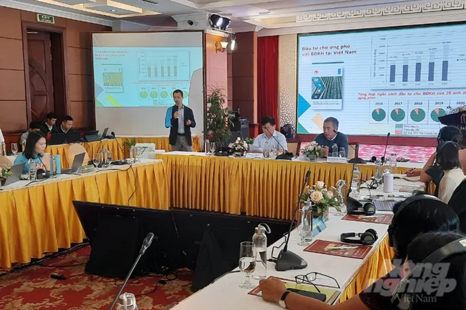 The workshop delves into presentations from domestic and international experts on the role of mangrove forests in carbon credits. Photo: Cong Dien.