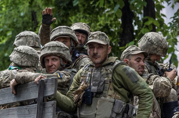 Quân nhân Ukraine trên một chiếc xe quân sự ở Bakhmut, Ukraine, hôm ngày 29/5. Ảnh: Reuters.