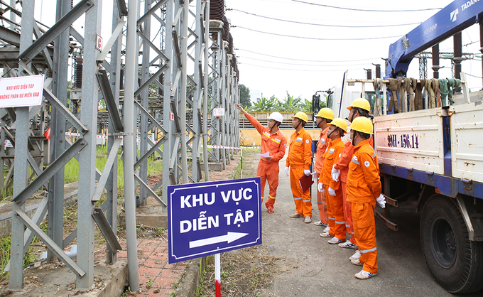 Lực lượng Công ty Lưới điện cao thế TP. Hà Nội hỗ trợ Truyền tải điện Hà Nội khắc phục sự cố.