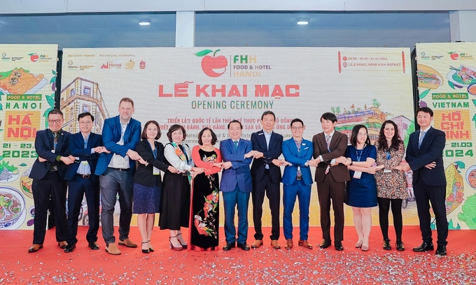Các đại biểu chụp lưu niệm tại lễ khai mạc Food & Hotel Hanoi 2023.
