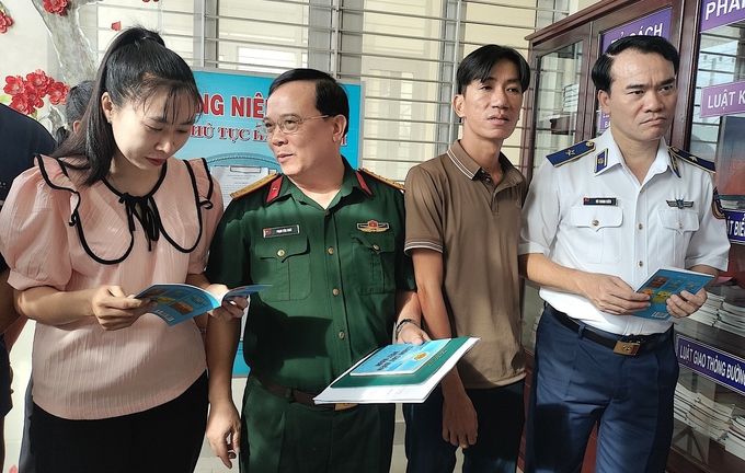 The Ministry of National Defense's working delegation led by Major General Vu Trung Kien, Deputy Commander of Law of the Vietnam Coast Guard, had an inspection session on the implementation of the Project 'Propaganda and Dissemination of the Vietnam Coast Guard Law in the 2019-2023' in Tien Giang province. Photo: Minh Dam.