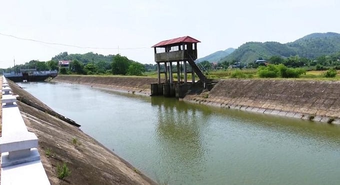 Thai Nguyen province is focused on investing in the construction and reinforcement of local irrigation structure system to proactively manage irrigation water sources, thereby effectively meeting the demands of agricultural production. Photo: Pham Hieu.